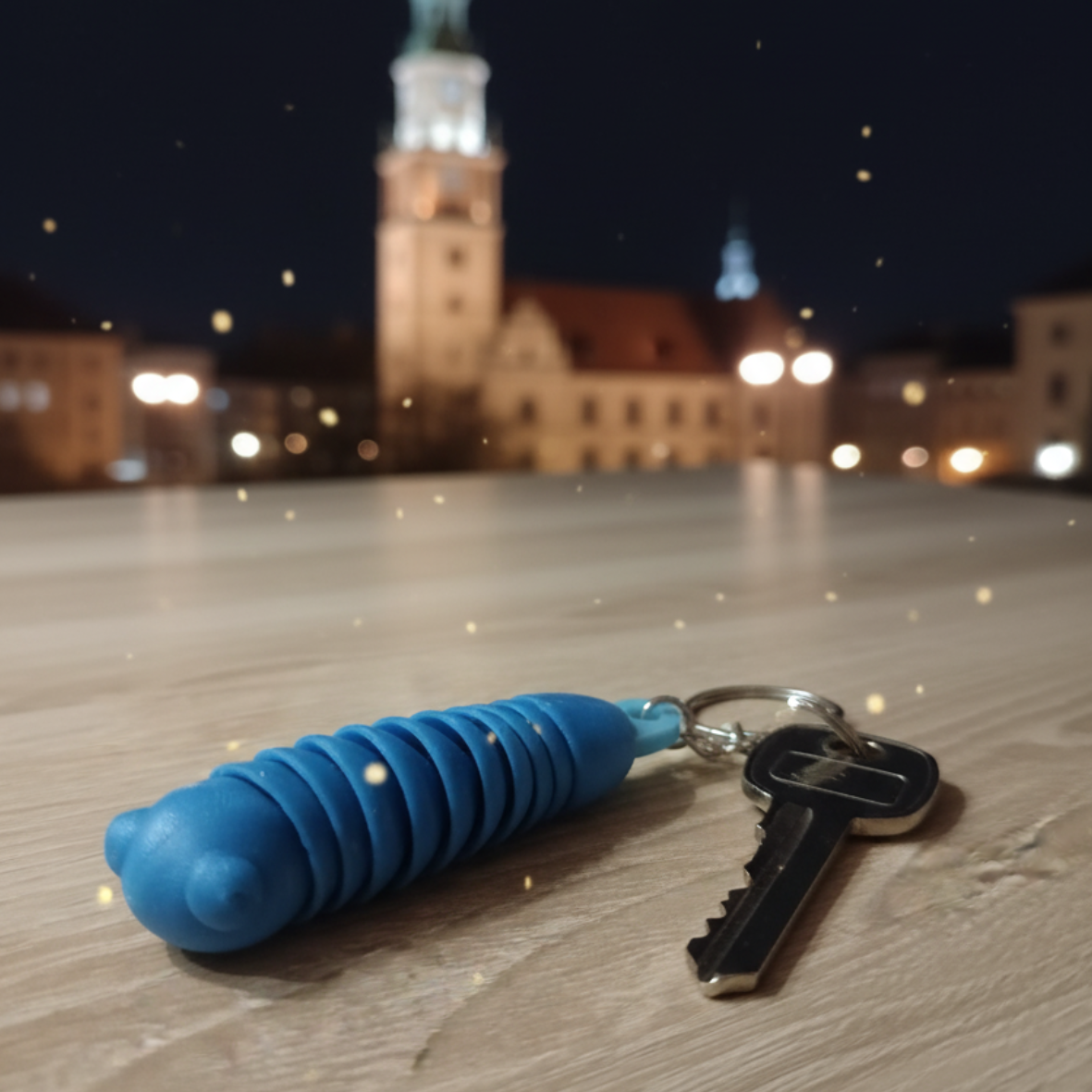 Ruchomy Brelok Robaczek 3D – kolorowy fidget z kolekcji Madi Studio