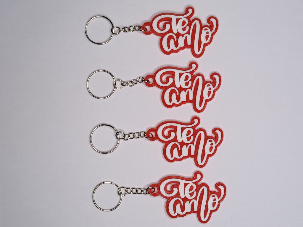 Brelok Te Amo – czerwono-biały brelok 3D z napisem „Kocham Cię” po hiszpańsku