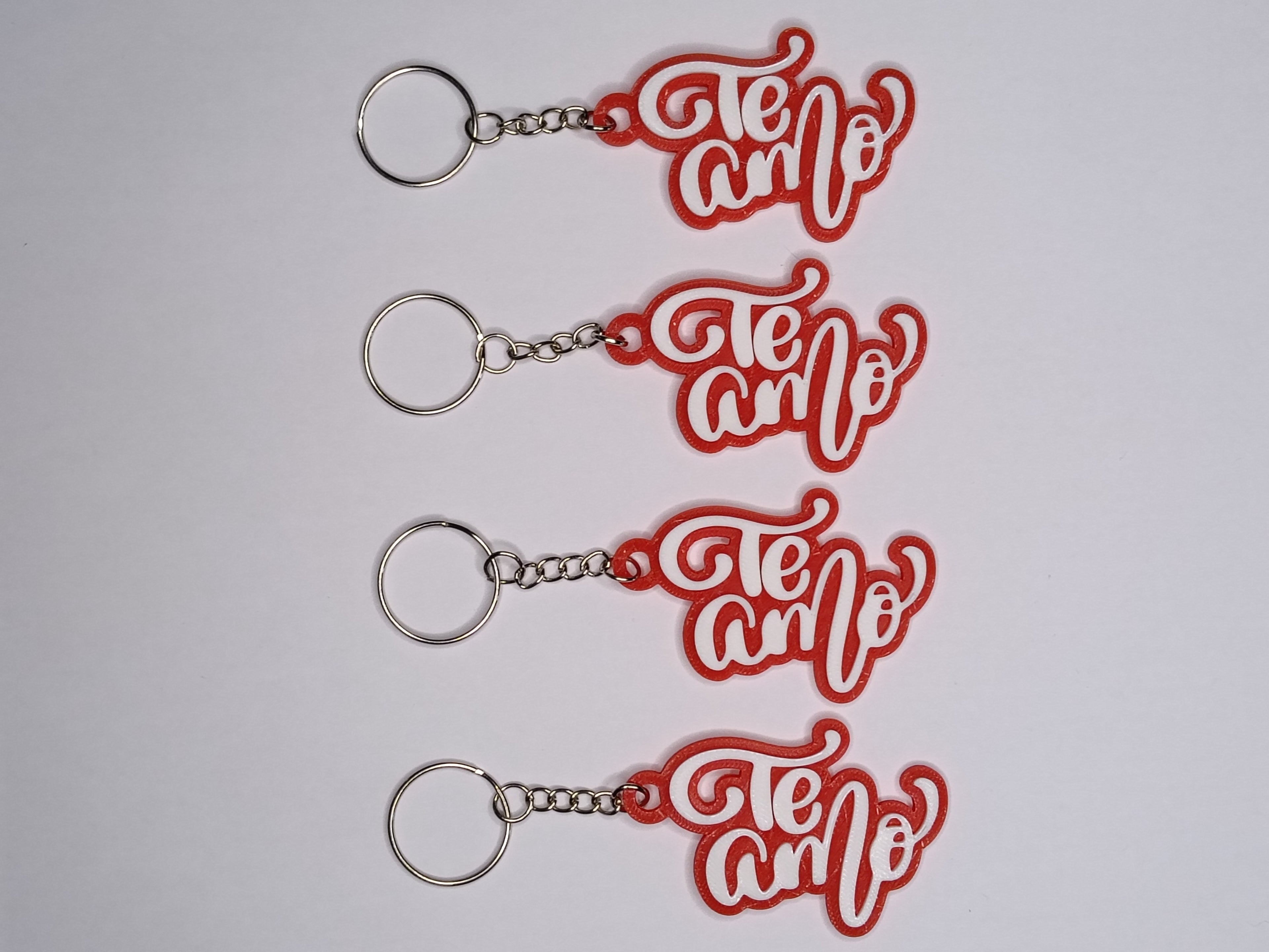 Brelok Te Amo – czerwono-biały brelok 3D z napisem „Kocham Cię” po hiszpańsku