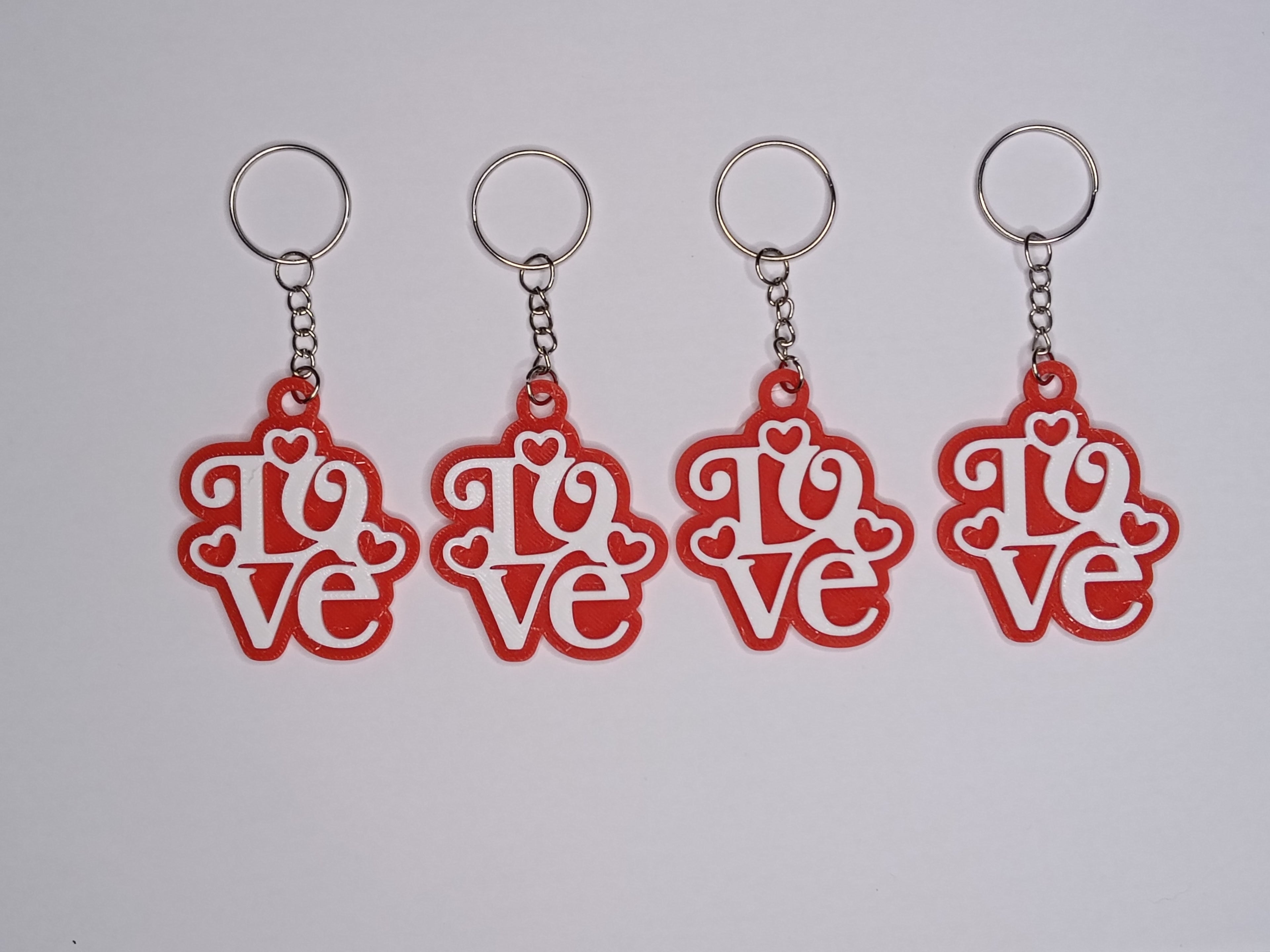 Brelok Love w ozdobnej ramce – czerwono-biały brelok 3D w eleganckim stylu