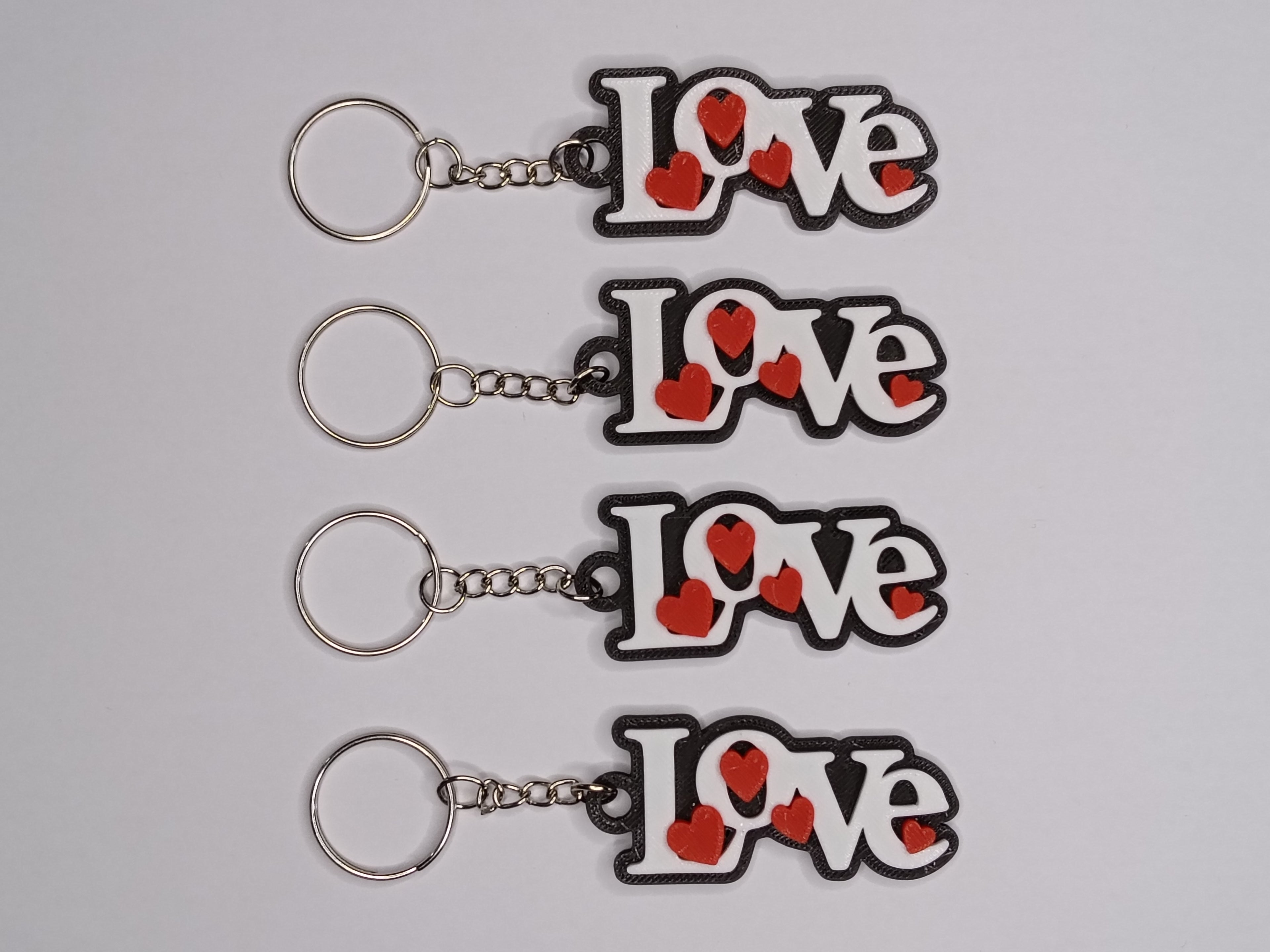 Brelok Love z czerwonymi sercami – romantyczny brelok 3D